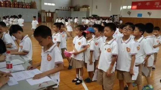 学费12w的贵族学校校服1w还抱怨个西瓜啊公办的校服也颜值爆表的