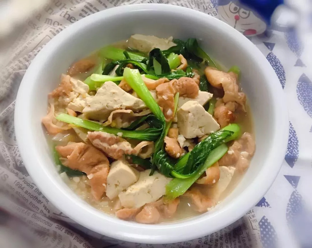 所需食材:熟肥肠,老豆腐,青菜,葱,姜,蒜,生抽,油,盐,鸡精