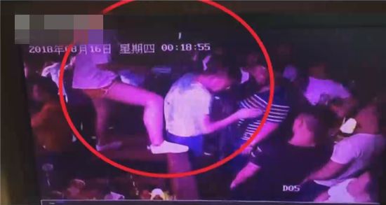 南昌一女子酒吧内与男子耳语,突然拿起酒瓶暴打男子!怎么回事?