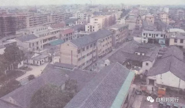 1965年填没莘溪改建为莘浜路,70年代后期加快改造旧街,莘庄镇样貌日新