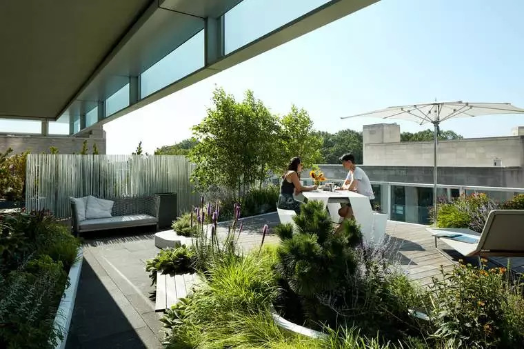 最实用的楼顶花园_楼顶天台花园设计方案实景图 4款家庭别墅楼顶带阁
