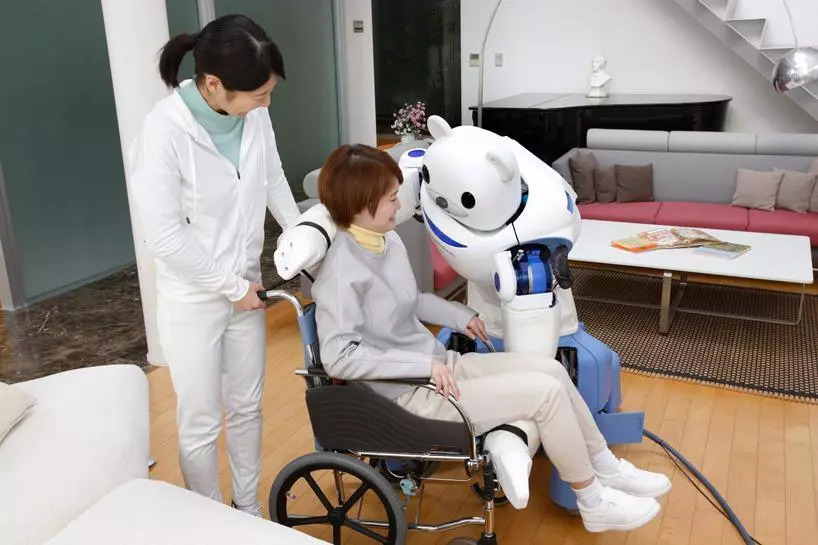 该护理机器人可以通过老人的语音命令或触摸屏控制命令,在结构化的
