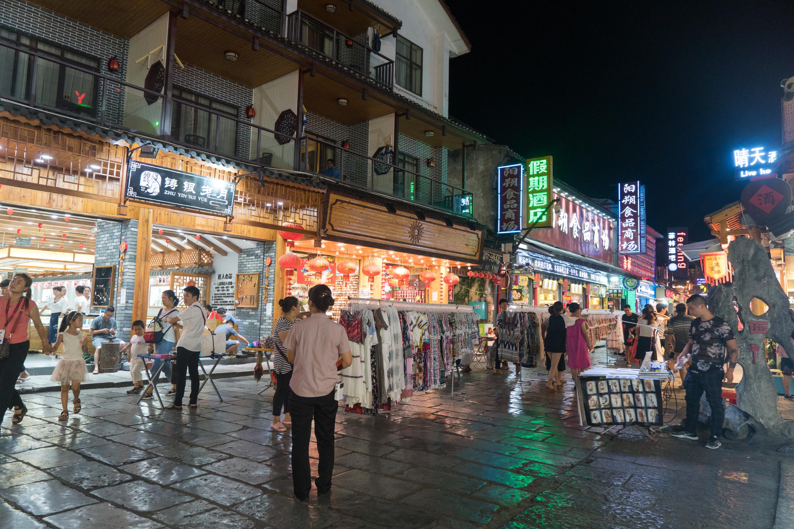 夜游阳朔西街,吵闹拥挤的人流,街上全是各种酒吧,小吃,摊贩