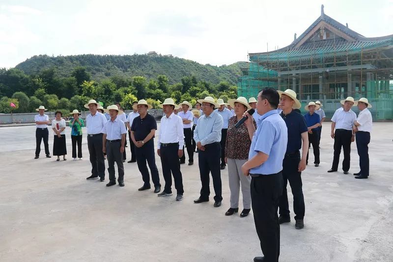 王奋彦带队观摩督查泾川县项目建设