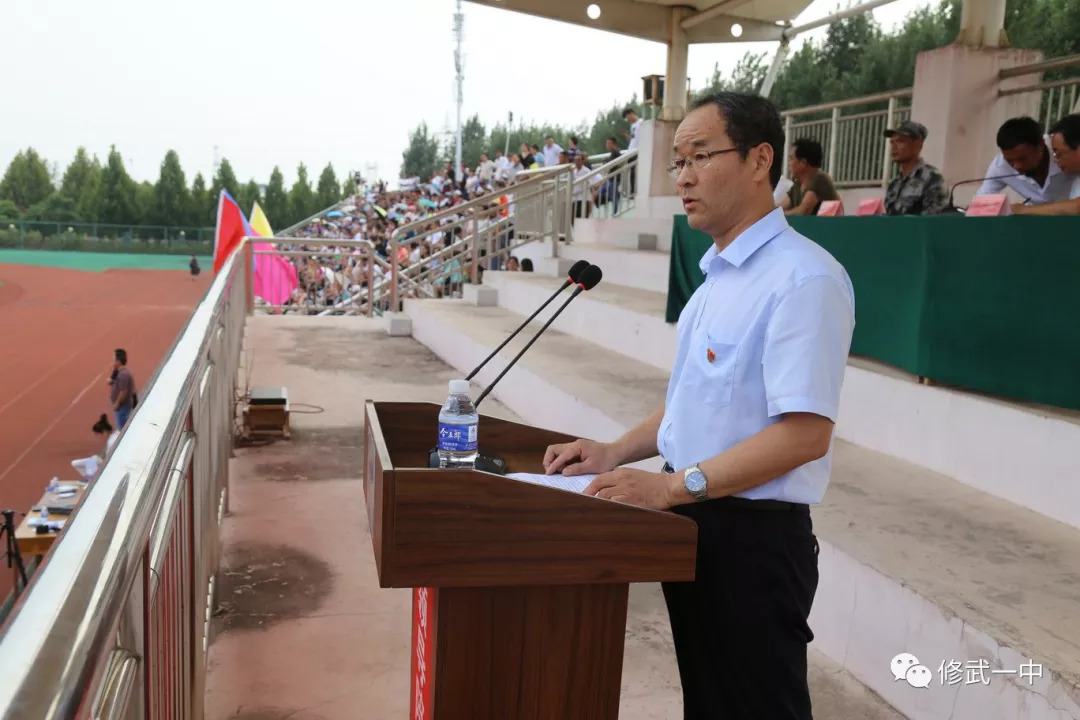 修武一中隆重举行高一新生军训汇报表演_苗杰