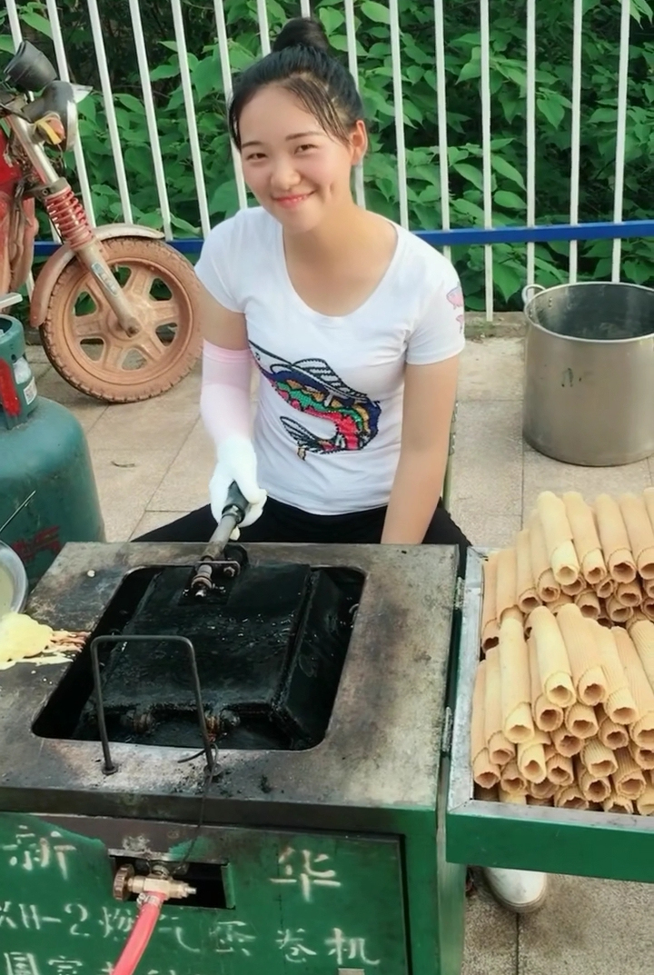 17岁小姑娘辍学摆摊做"鸡蛋卷",十里八乡都来买,太火爆!