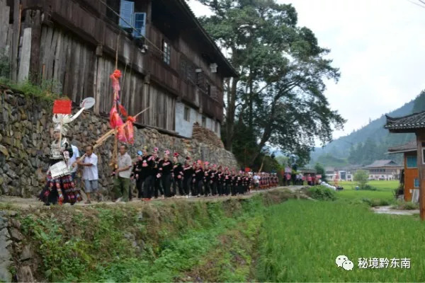 台江县南宫镇交包村数千苗族同胞芦笙欢歌喜过"后庆节"