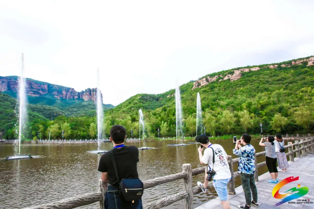 天台山横亘于临城县中部,是巍巍太行山的余脉,由距今约18亿年的中