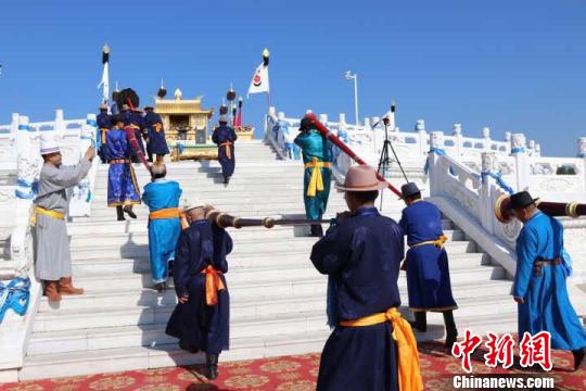 当地祭祀民众们一大早赶往成吉思汗陵,这些民众身着节日盛装,纷纷将羊