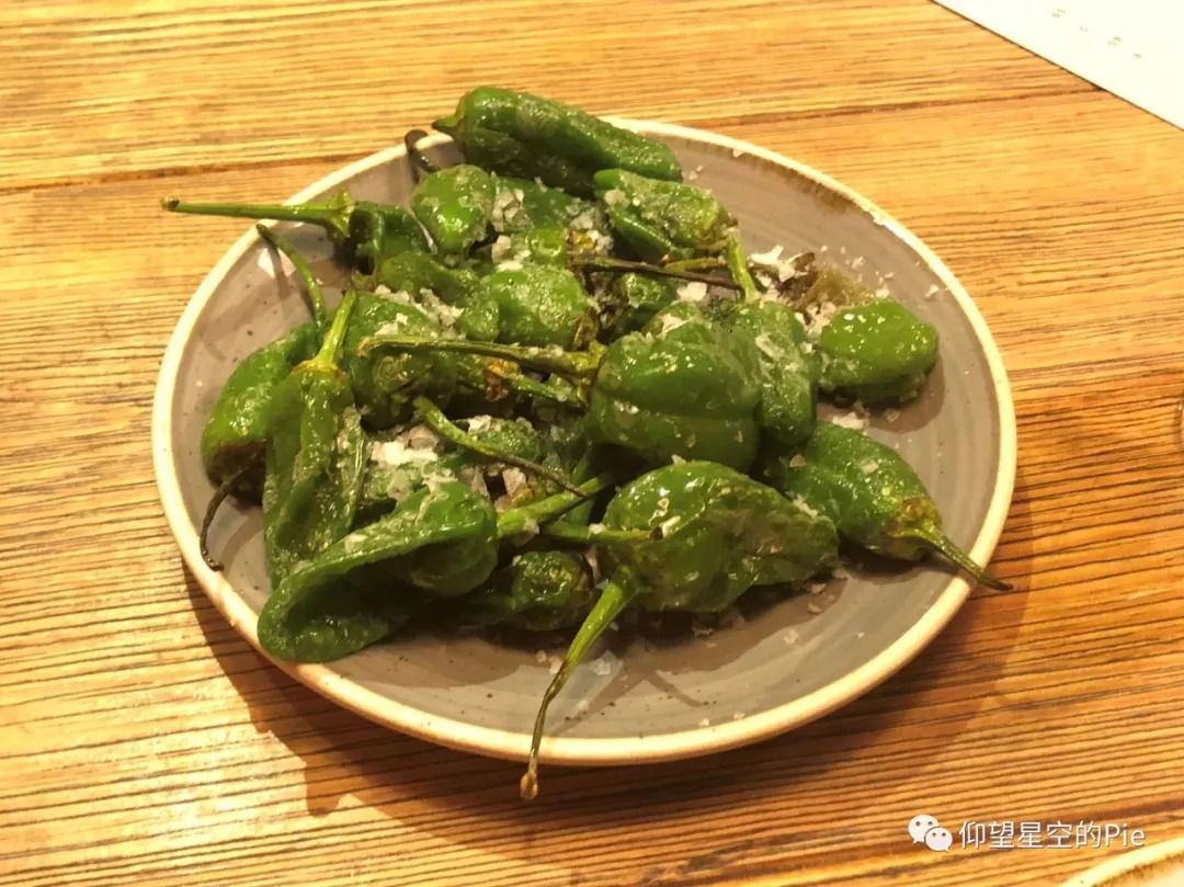 (帕德龙炸青椒)第二道:padron pepper也是,番茄没有放很多,味道自然也