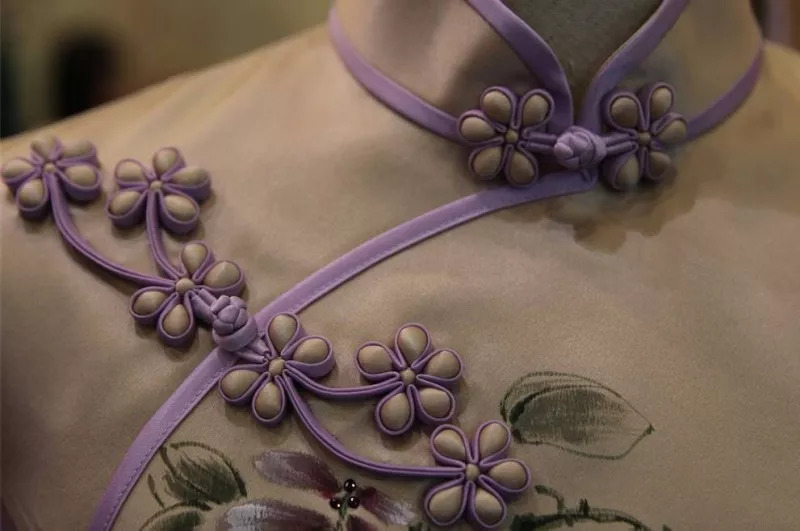 立领,斜襟,盘扣,刺绣,开叉,众多曲线巧妙结合幻化成一件精致的旗袍.