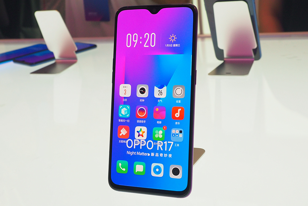 oppo r17 pro现场上手:tof超级闪充之外还有雾光渐变