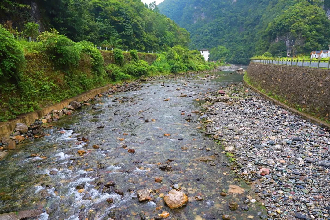 清澈见底的香溪河