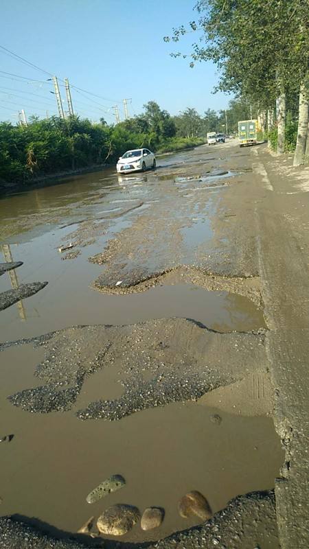 河北定州这条路坑坑洼洼,居民叫苦不迭!