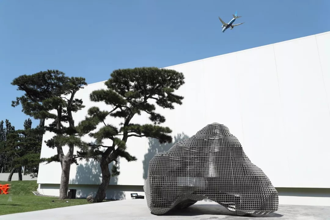 【绝对艺术】松美术馆首个雕塑展 体觉与色醒的"感同身受"