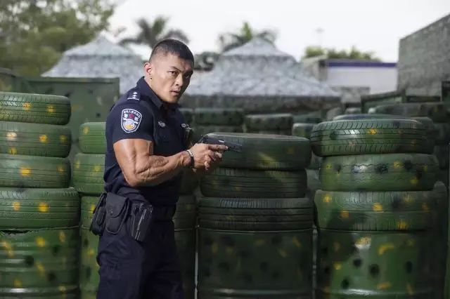 中国肌肉特警爆刷朋友圈罪犯看了都要颤抖