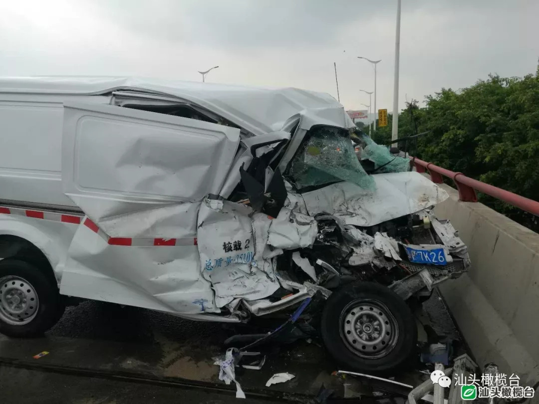 礐石大桥西港路附近发生一起交通事故面包车撞过隔离栏与大货车相撞