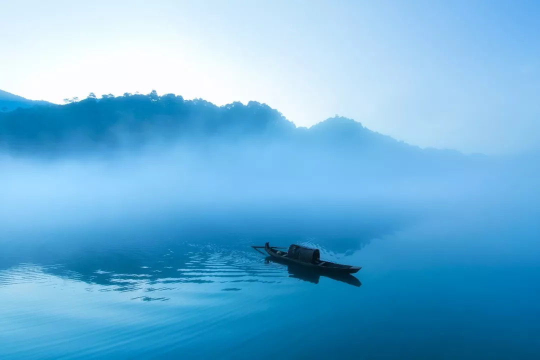 正故国晚秋,天气初肃 千里澄江似练,翠峰如簇.