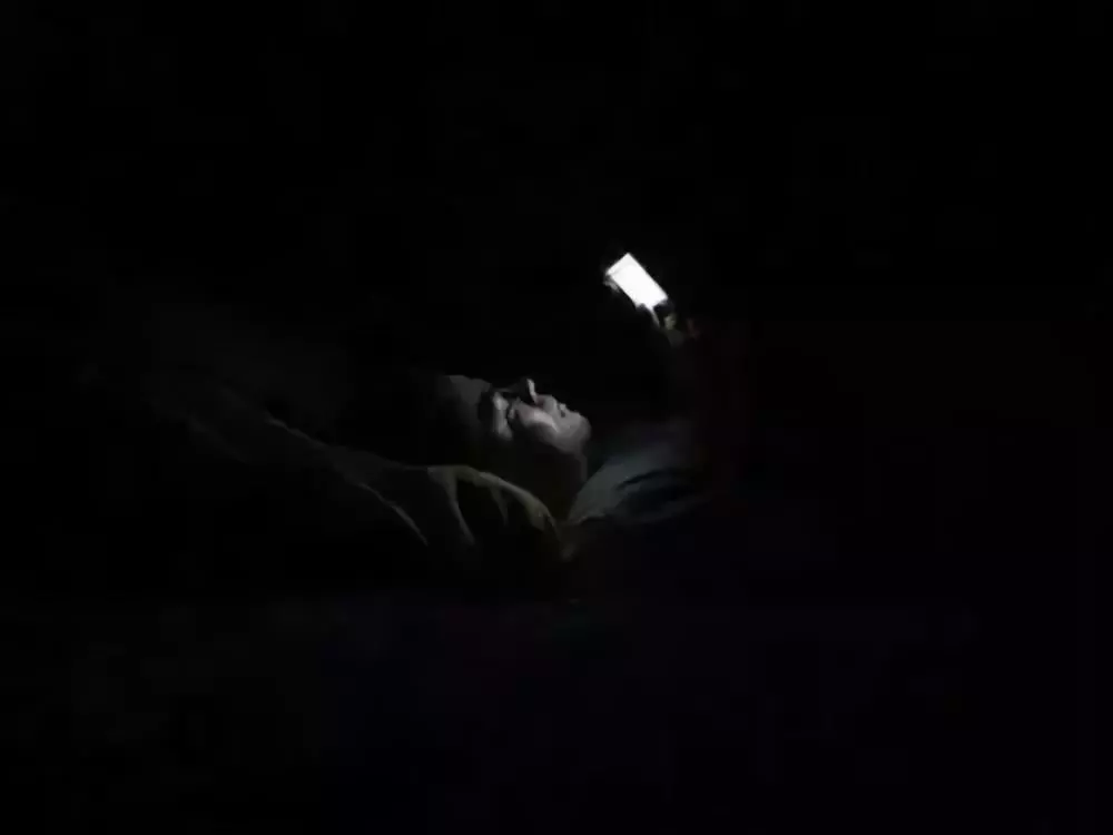 关灯睡觉,然后翻个身 发现根本睡不着 于是掏出手机逛个淘宝,刷个微博