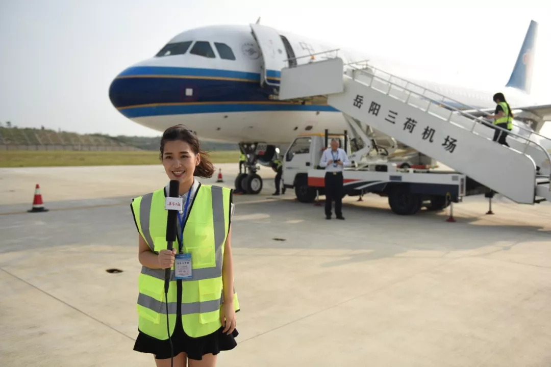 刚刚,岳阳三荷机场迎来首家民航客机,正在试飞.