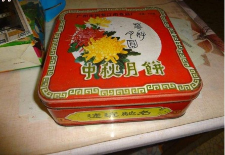 在这个年代,铁盒已经成为包装月饼的主流,我们的月饼"姐儿"也开始穿上