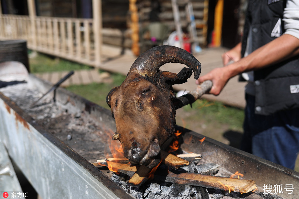 新疆哈萨克人过古老古尔邦节 宰羊吃烤肉!