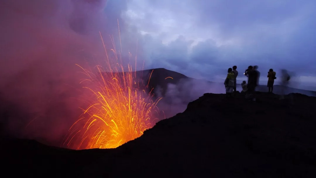 除了活跃的火山带,瓦努阿图还有藏于密林中,仍然保持原始状态的神秘