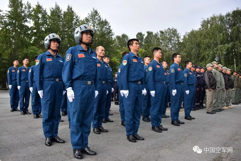 中国空军飞行员方队精神饱满参加开幕式.