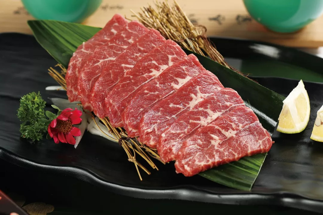 上等澳洲牛腹肉,谷饲意味着因为瘦肉比例高,所以 吃起来有浓厚的牛肉