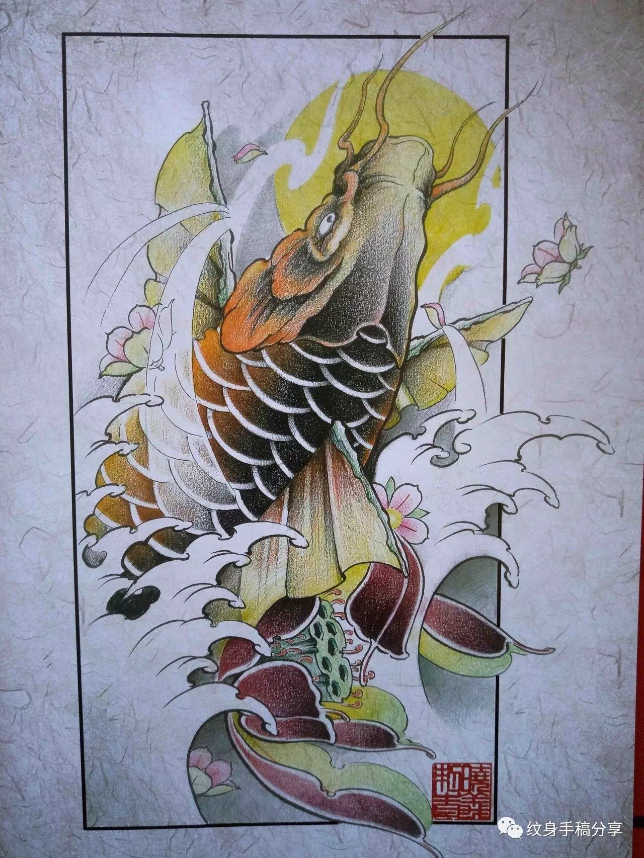 大臂象征富贵吉祥的黑灰牡丹鲤鱼纹身图案 - 广州纹彩刺青