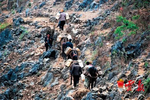 在石漠化地区,极易发生山洪,滑坡,泥石流,水土严重流失造成了山穷,水