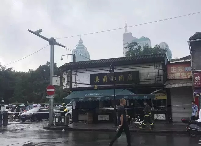 温州美食地标公园路县前汤圆店突发大火已成一片废墟