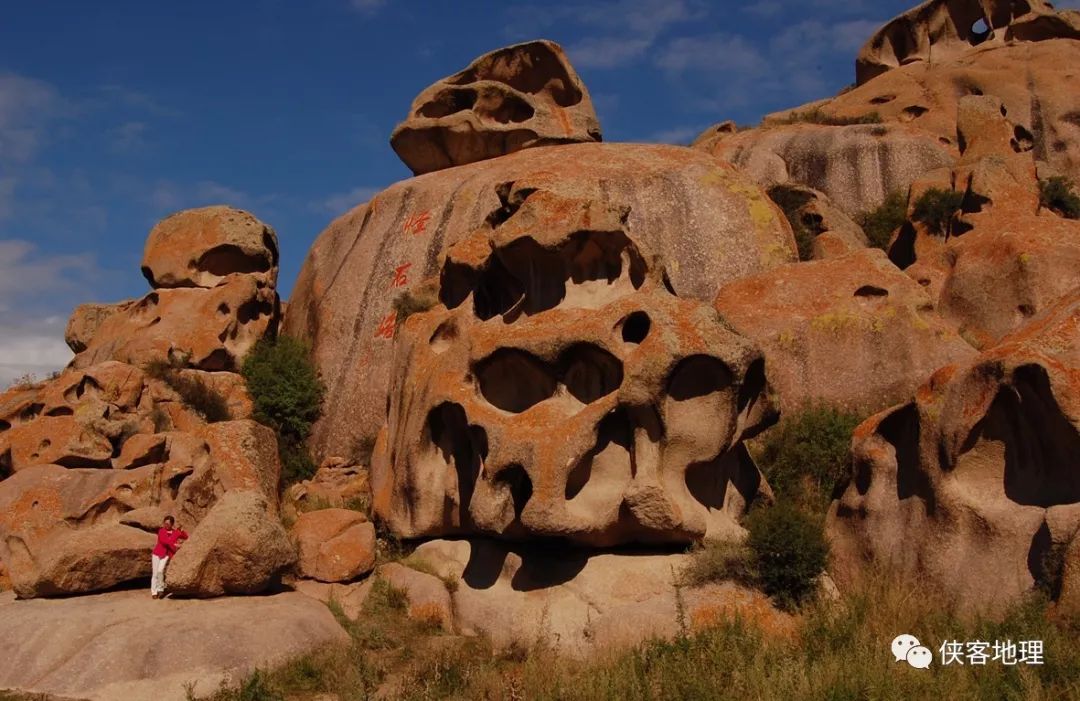 石蛋表面发育密集的风蚀穴2石穴石穴 ,指发育于石蛋或崖壁侧面的呈
