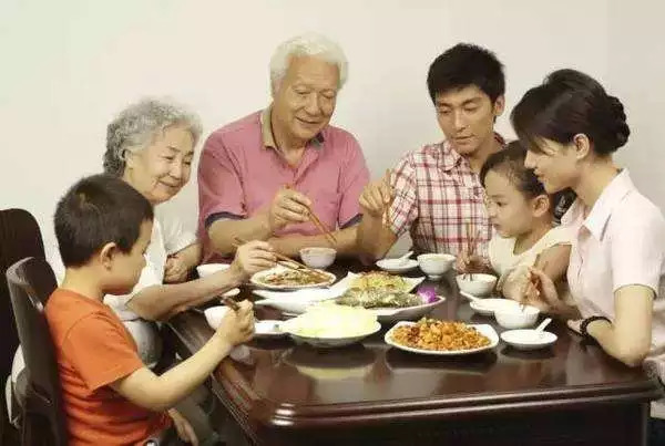 全家人一起吃饭,长辈不动筷,晚辈不能动. 这是尊重长辈的体现.
