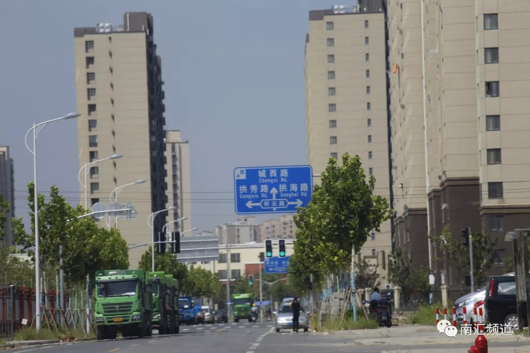 奉公路口,其中南汇外国语小学共川校区位于老的塘红路上,需从靖海路拐