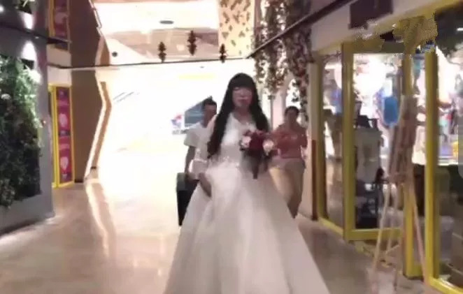 女穿婚纱求婚_50岁大爷穿婚纱求婚(2)