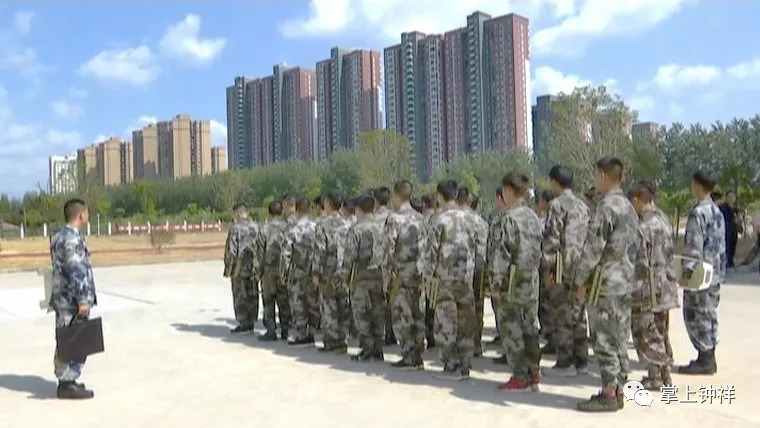 在钟祥市人武部和民兵训练基地,马涛详细了解钟祥应征青年役前教育