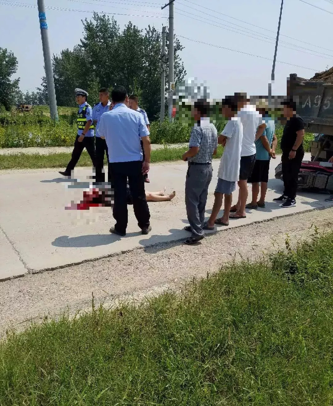 泗县丁湖发生车祸!一女子当场身亡