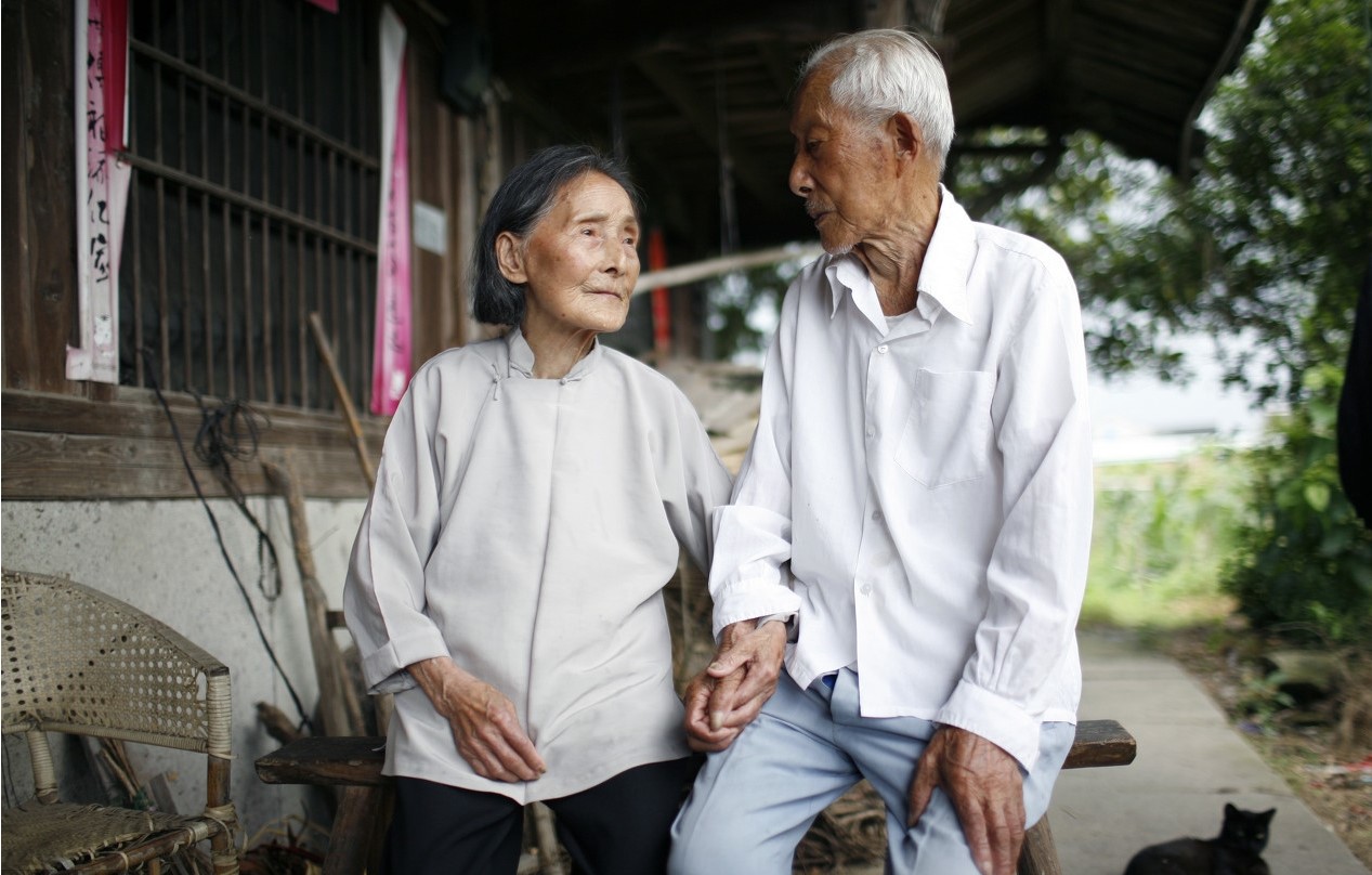 107岁老人与108岁妻子相爱结婚83年,侄子已96岁,不要子孙生活费