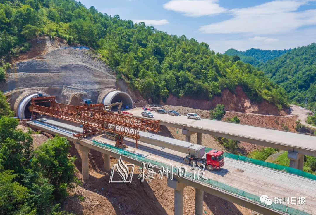 的施工为后续的路面箱梁的架设完成该架梁点位于梅平高速右洞出口端视