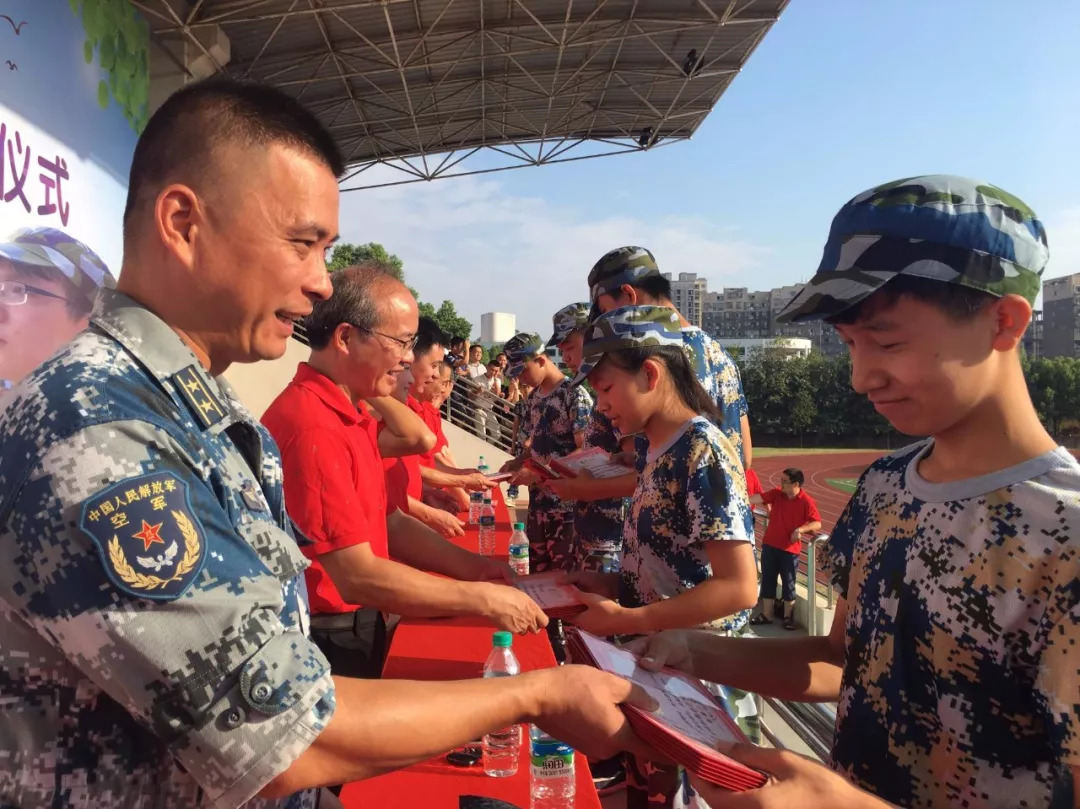 沙场点兵展风采斗志昂扬绘青春莲塘一中2018级新生军训汇报表演暨结营