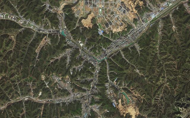 再放大延安市区的卫星地图给你看,宽度只有几栋房子而已,一目了然!图片