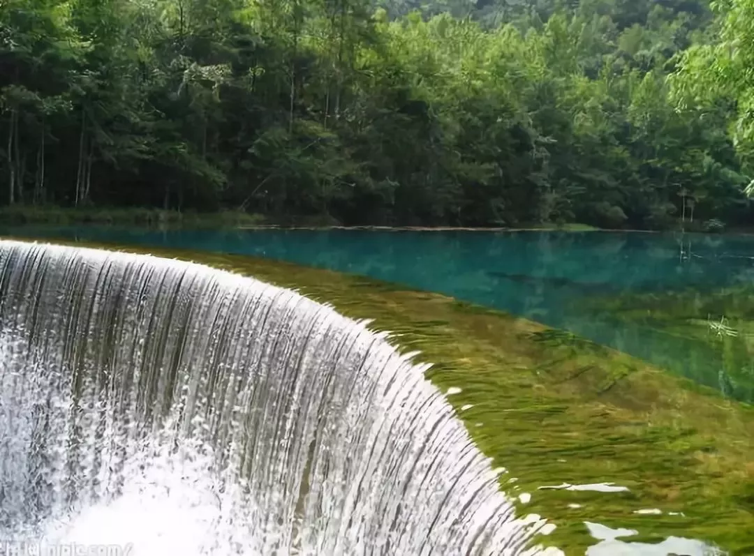 天然森林为主体的自然风景旅游区 奇山异水当然是不能少的 在千层绿浪