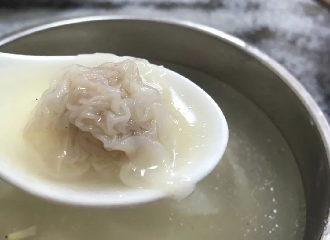 馄饨在福建叫做扁肉或者扁食,皮薄如蝉翼.