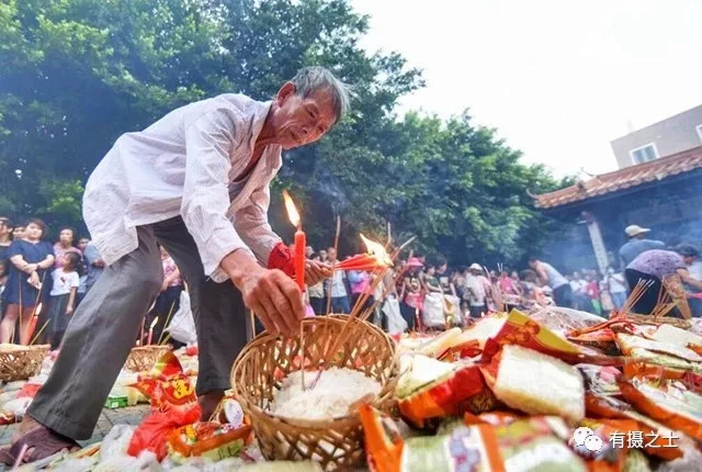 潮汕某地七月半壮观"抢孤"现场,抢啊!