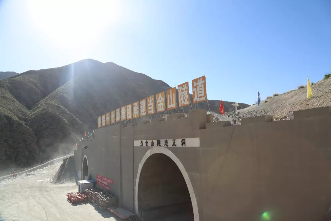 当金山隧道建设现场(来源:中国一带一路网)