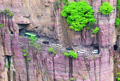 旅游旺季时,郭亮村挂壁公路上满载着游客的车辆络绎不绝.