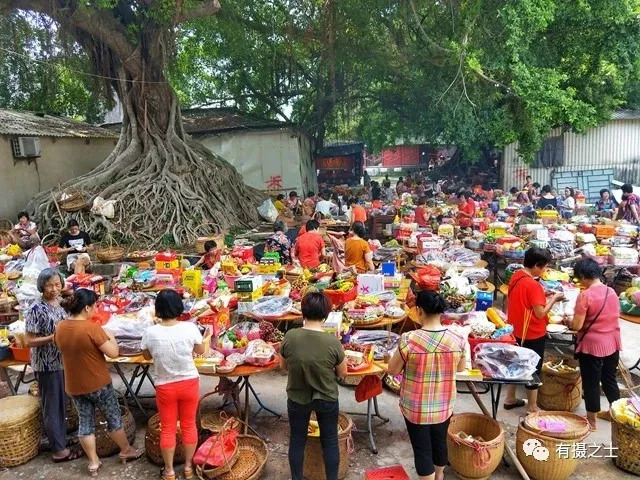 潮汕某地七月半壮观"抢孤"现场,抢啊!