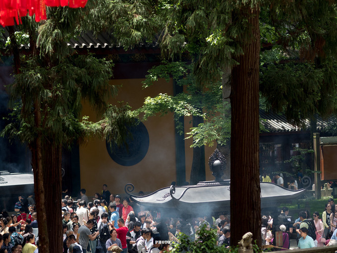 济公出家的寺院,寺后高山可看到西湖的星空