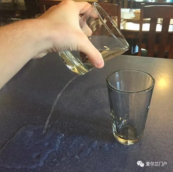 8,当水顺着杯子边缘完美流下来